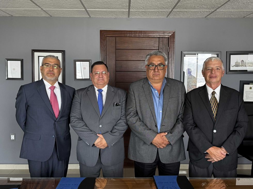 Participantes en la firma del convenio de pr\u00e1cticas profesionales entre Notar\u00eda 13 y Universidad Privada del Baj\u00edo en San Juan del R\u00edo