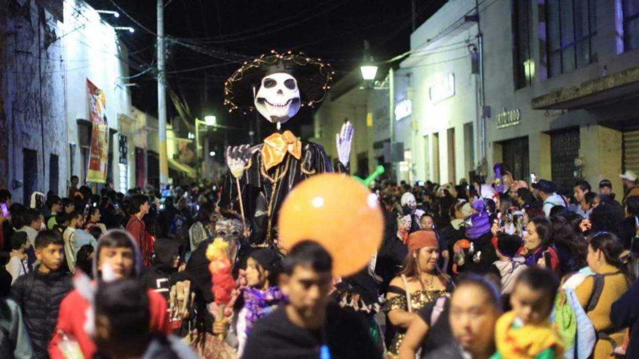 Participantes en la Marcha de los Muertos 2025 avanzan por avenida Juárez en San Juan del Río Querétaro.