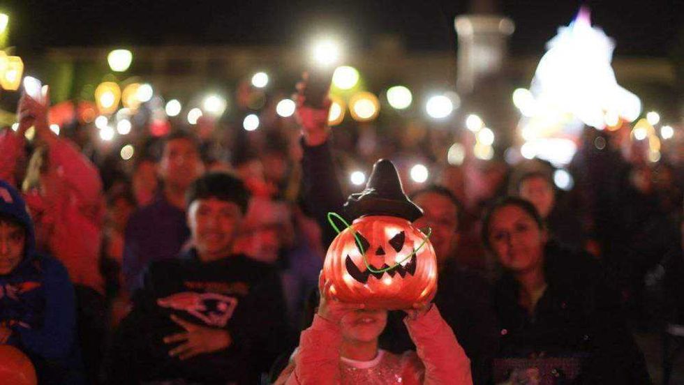 Participantes en la Marcha de los Muertos 2025 avanzan por avenida Juárez en San Juan del Río Querétaro.