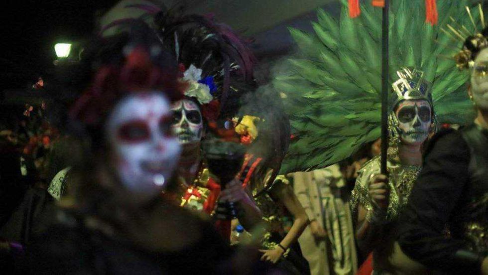 Participantes en la Marcha de los Muertos 2025 avanzan por avenida Juárez en San Juan del Río Querétaro.