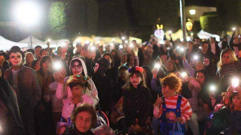 Participantes en la Marcha de los Muertos 2025 avanzan por avenida Juárez en San Juan del Río Querétaro.