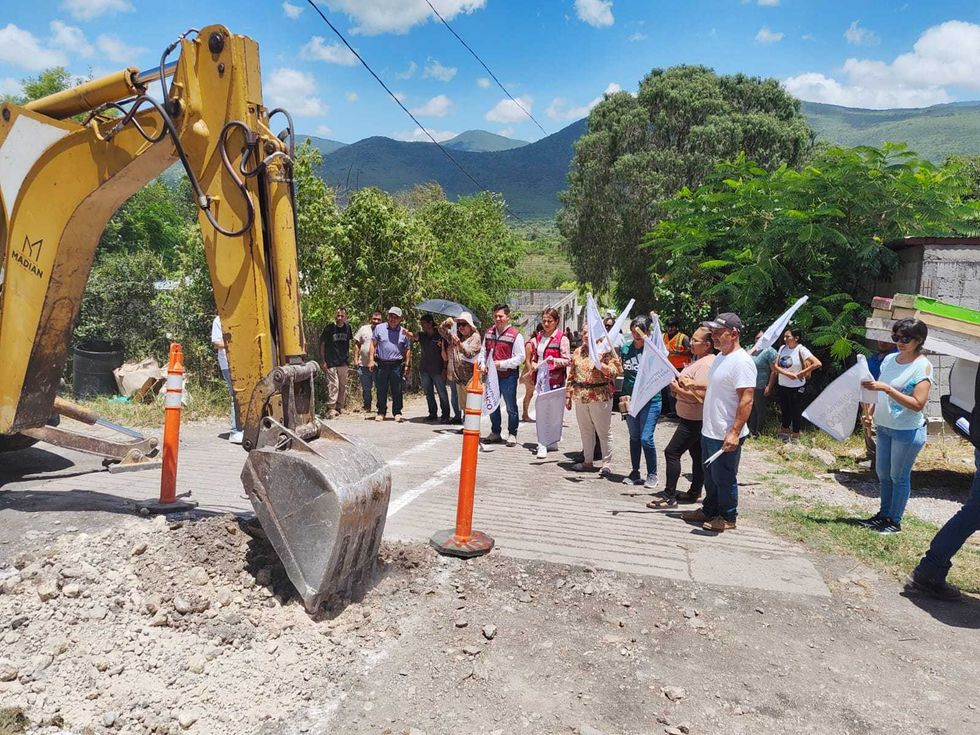 Participantes portan banderas del Gobierno de M\u00e9xico en arranque de obra de drenaje sanitario en Tilaco, Landa de Matamoros, agosto 2026