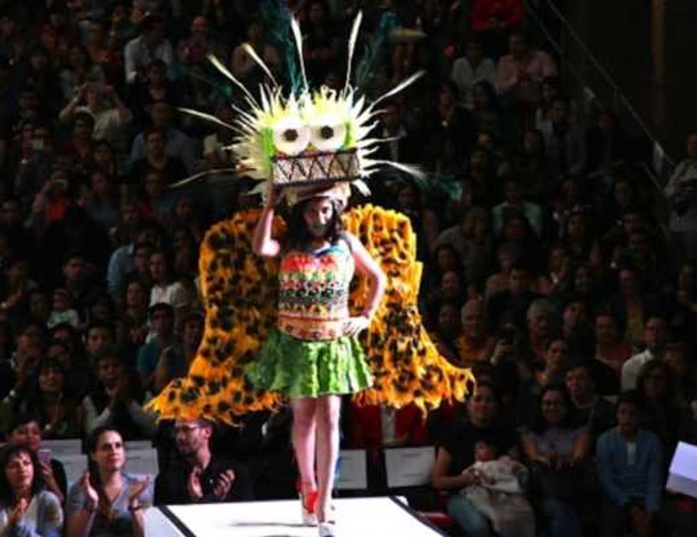 pasarela donde la magia la comida se representa en alebrijes