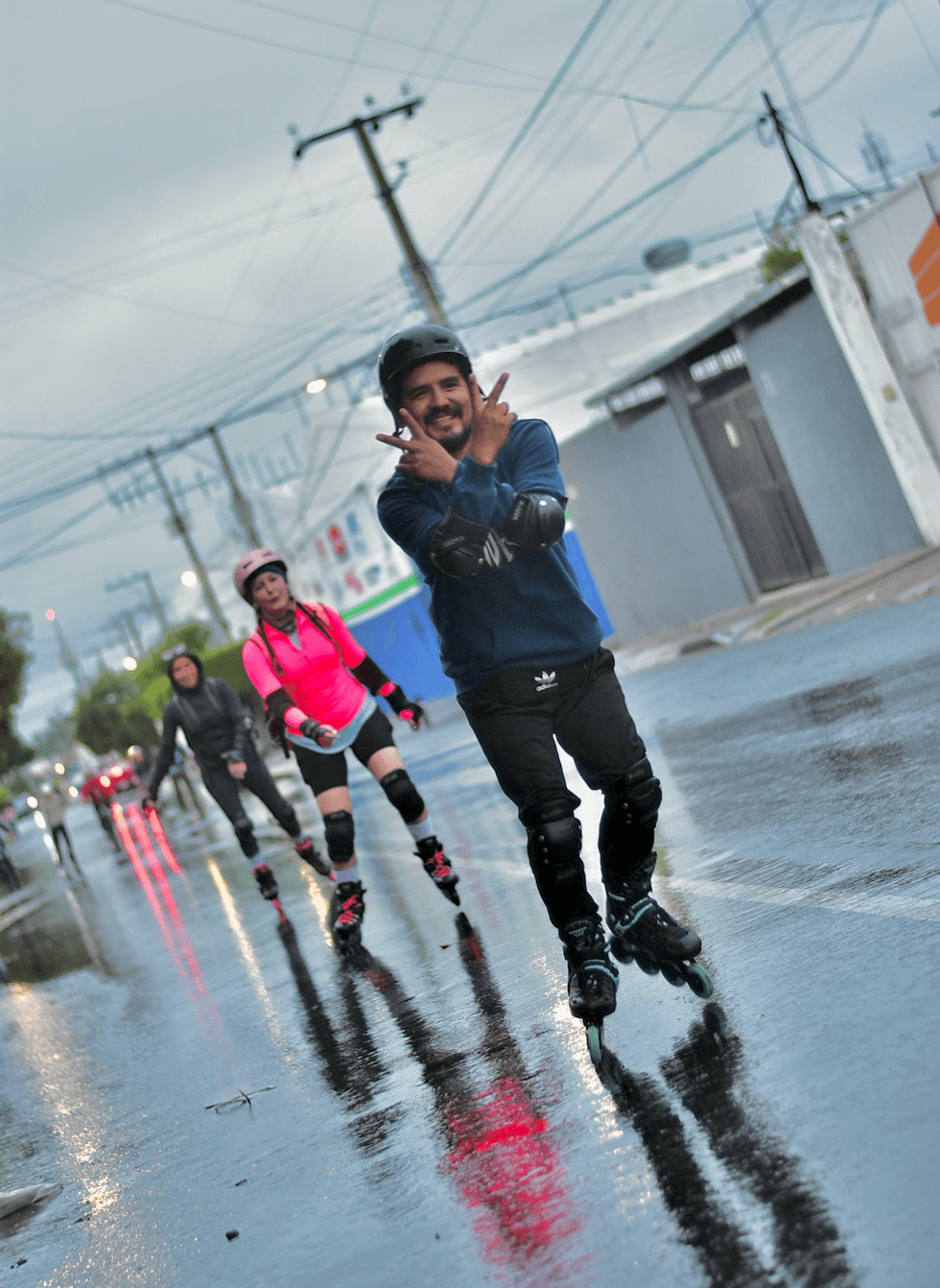 Patinador hace un gesto a la c\u00e1mara mientras otras participantes avanzan detr\u00e1s en el Quer\u00e9taro Marat\u00f3n Roller 2026