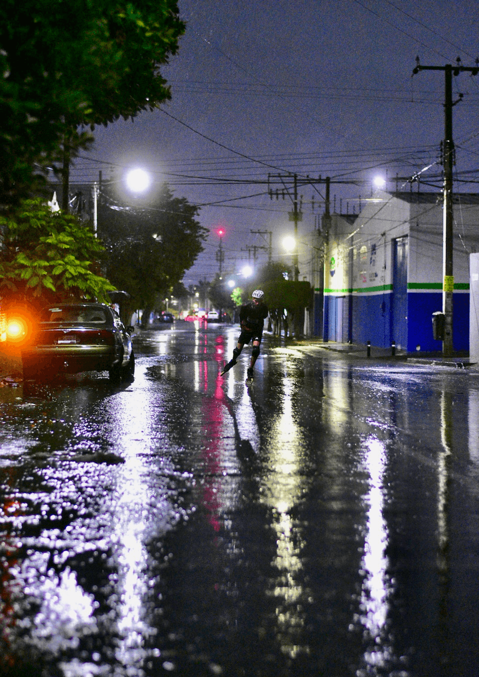 Patinador recorre de madrugada una calle mojada de Quer\u00e9taro durante el Quer\u00e9taro Marat\u00f3n Roller 2026