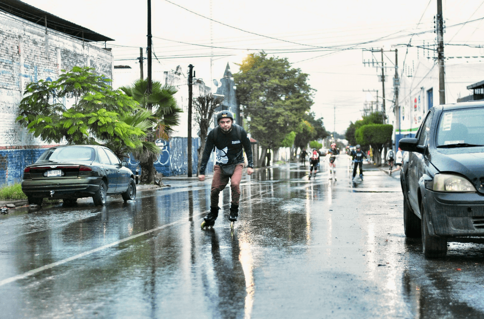 Patinadores avanzan en fila por una calle mojada de Quer\u00e9taro en el Quer\u00e9taro Marat\u00f3n Roller 2026