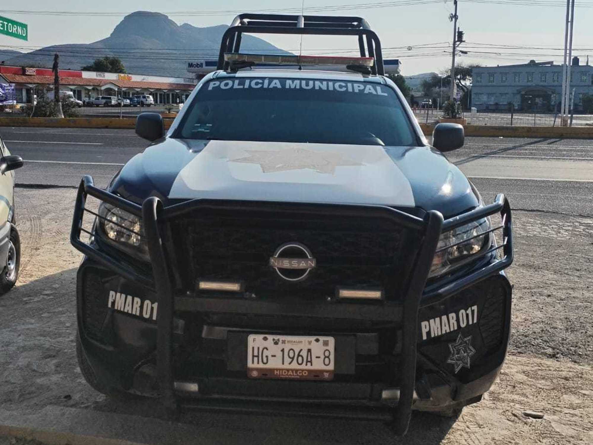 Patrulla clonada Nissan Frontier con insignias de Polic\u00eda Municipal de El Arenal estacionada en Hidalgo