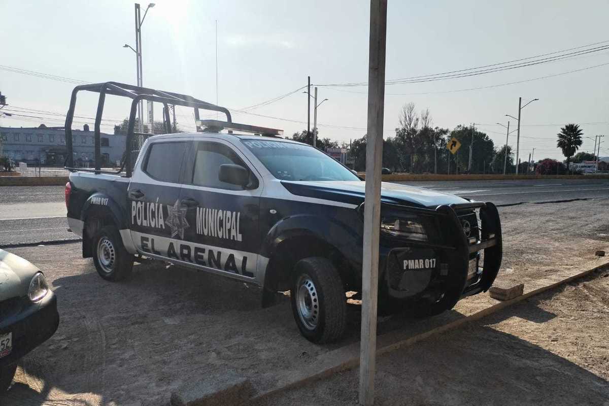 Patrulla clonada Nissan Frontier con insignias de Polic\u00eda Municipal de El Arenal estacionada en Hidalgo