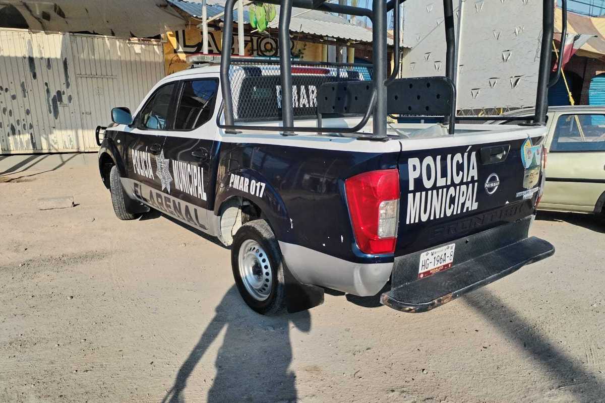 Patrulla clonada Nissan Frontier con insignias de Polic\u00eda Municipal de El Arenal estacionada en Hidalgo