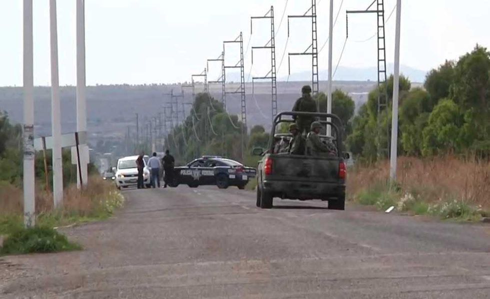 Patrulla de la Polic\u00eda Estatal Preventiva de Zacatecas en operativo nocturno tras enfrentamiento en Pinos.
