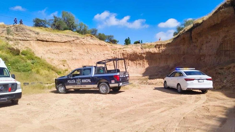 Patrulla de la Polic\u00eda Municipal de San Juan del R\u00edo, ambulancia y otro veh\u00edculo con torreta en el banco de tepetate de La Valla a La Fuente, sitio de la volcadura.