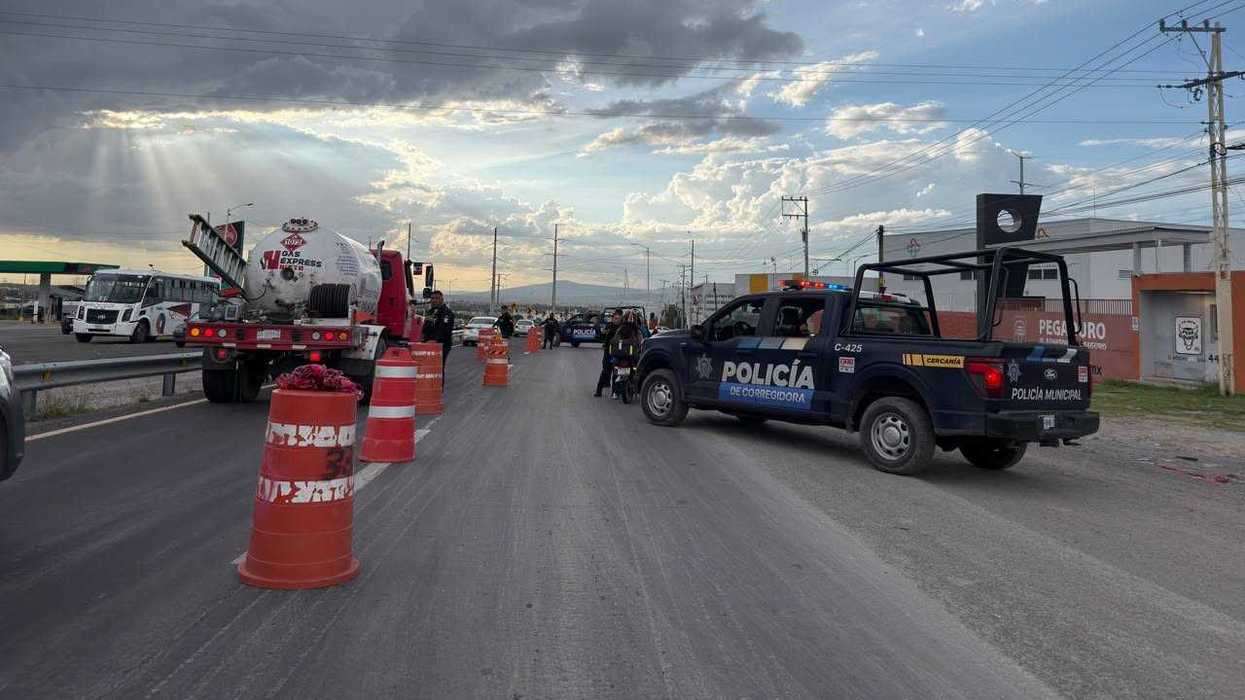 Patrulla de la PolicĂa de Corregidora en punto de revisiĂłn durante el Operativo de Fiestas Patrias 2026