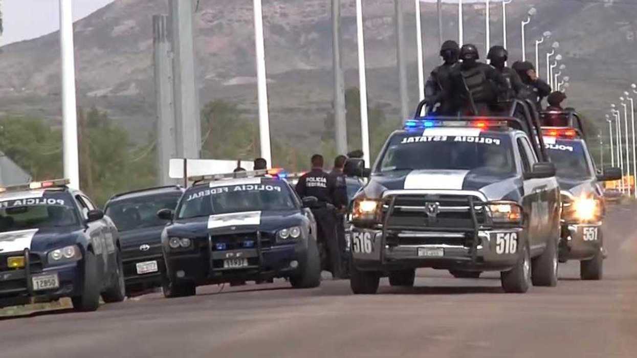 Patrulla de la Policía Estatal Preventiva de Zacatecas en operativo nocturno tras enfrentamiento en Pinos.