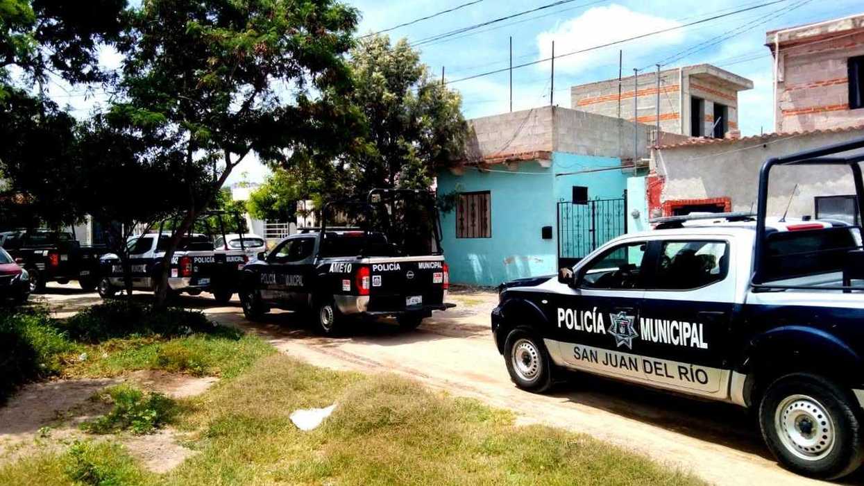 Patrulla de la Policía Municipal con la leyenda SSPM en una calle de noche durante un operativo en San Juan del Río