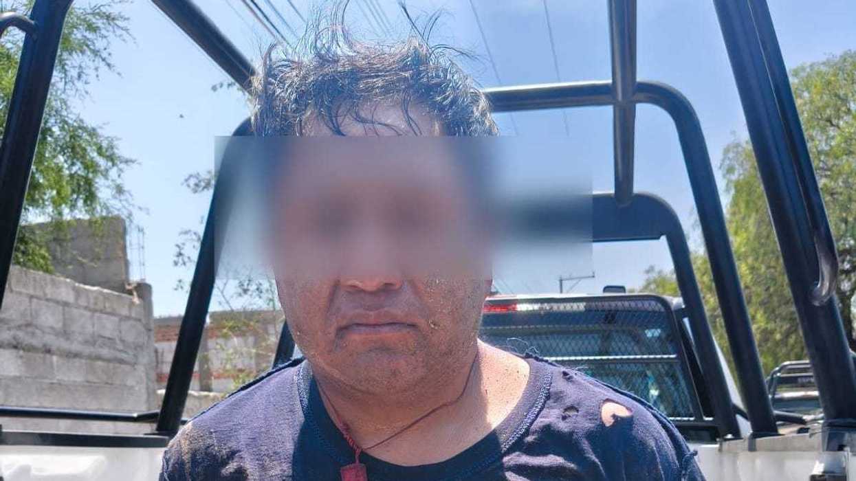 Patrulla de la Policía Municipal de San Juan del Río en comunidad La Llave durante detención de hombre con órdenes de aprehensión y camioneta robada