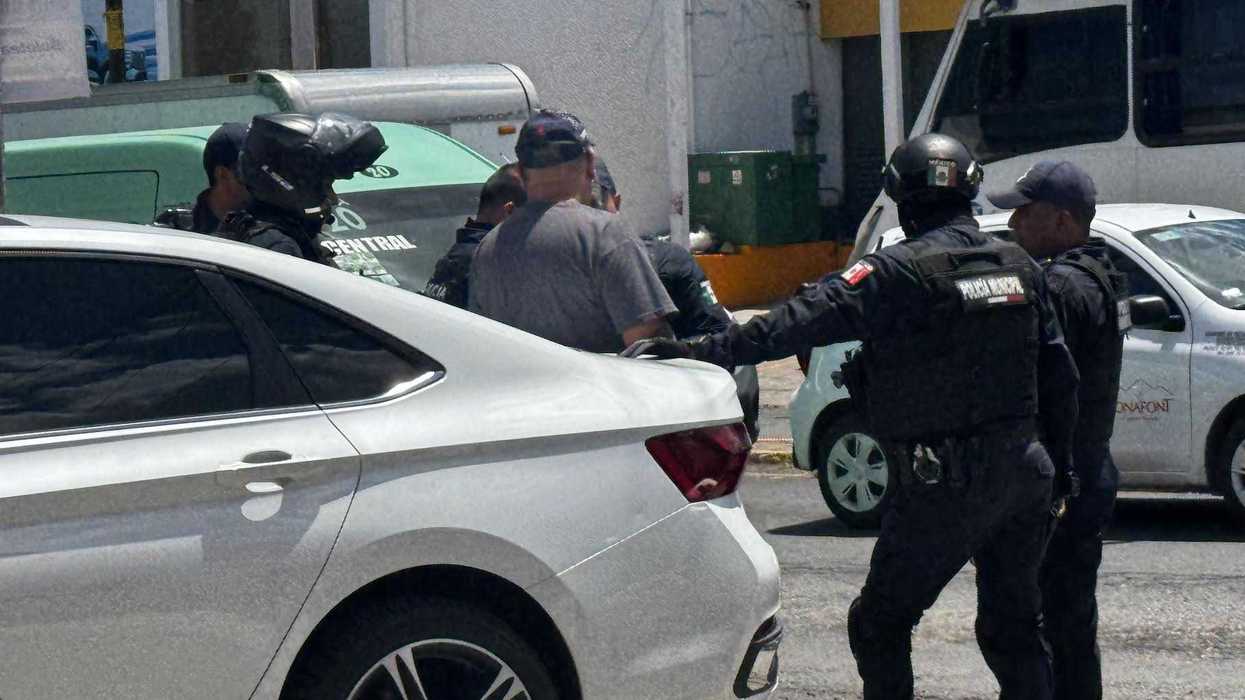 patrulla de la Policía Municipal detenida sobre el Boulevard Hidalgo junto a un vehículo Volkswagen en San Juan del Río.