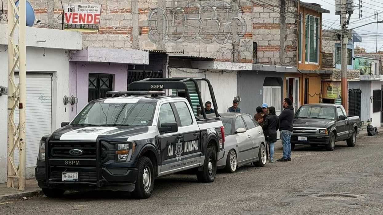 Patrulla de la Policía Municipal en la colonia El Pedregoso, San Juan del Río, donde se investiga la muerte de un hombre