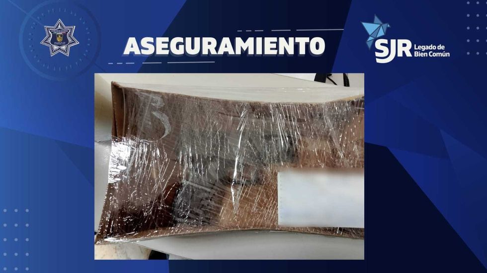 Patrulla de la SSPM de San Juan del R\u00edo durante operativo por asalto a taxista en colonia Centro