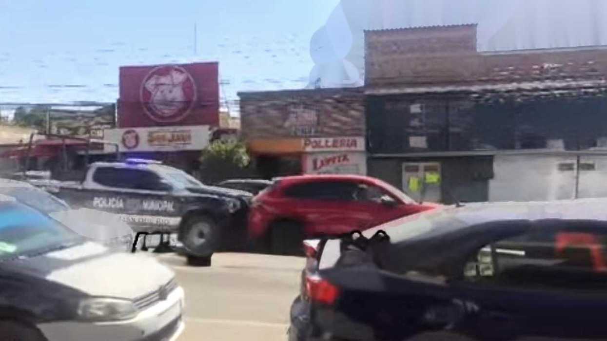 Patrulla de la SSPM de San Juan del Río tras choque por alcance contra vehículo en Río Moctezuma