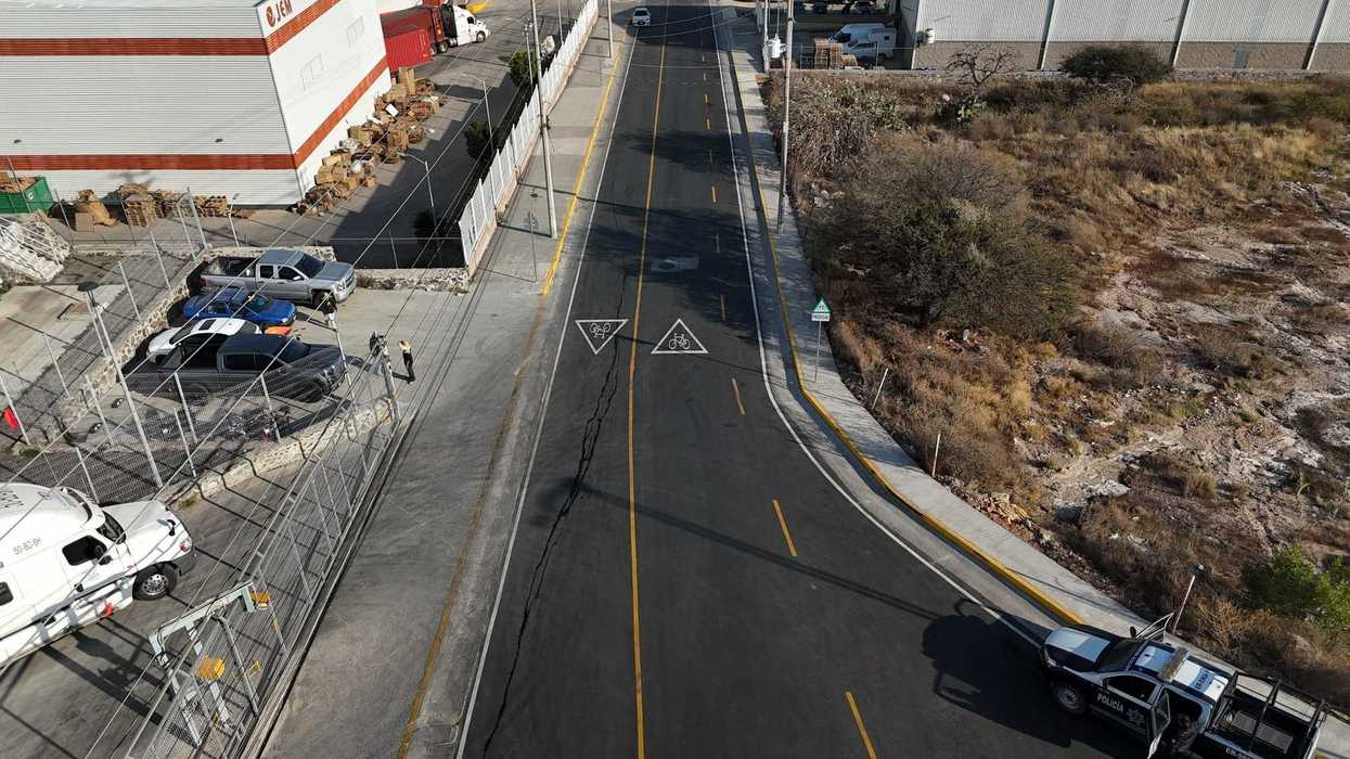 Patrulla de policía municipal de San Juan del Río en operativo de seguridad en carretera limítrofe con bases de seguridad interinstitucionales