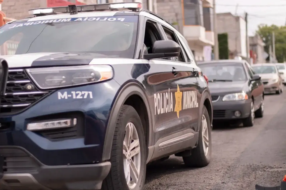 Patrulla M-1271 de la Polic\u00eda Municipal de Quer\u00e9taro en calle de la zona norponiente durante operativos del primer semestre de 2026