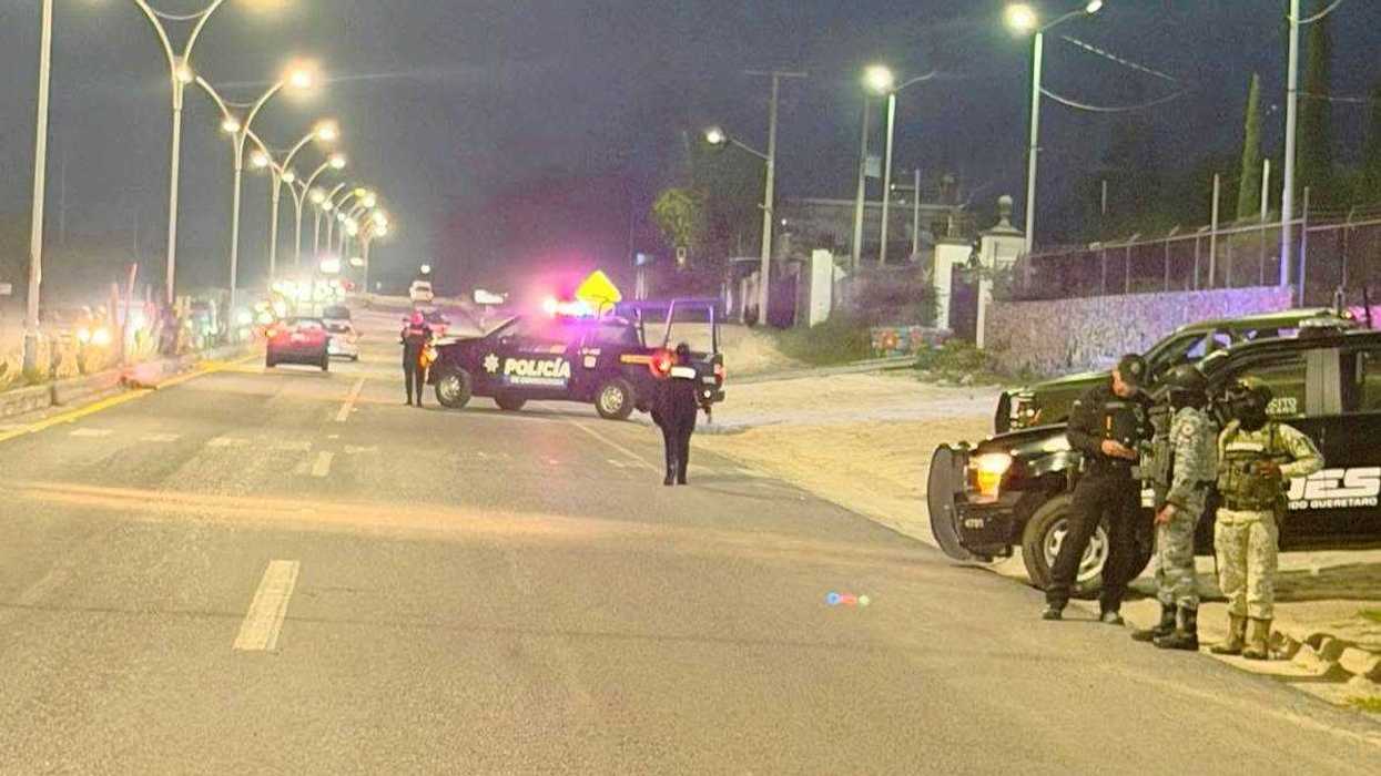 Patrulla y elementos de seguridad en operativo nocturno de carreteras en Corregidora, Querétaro