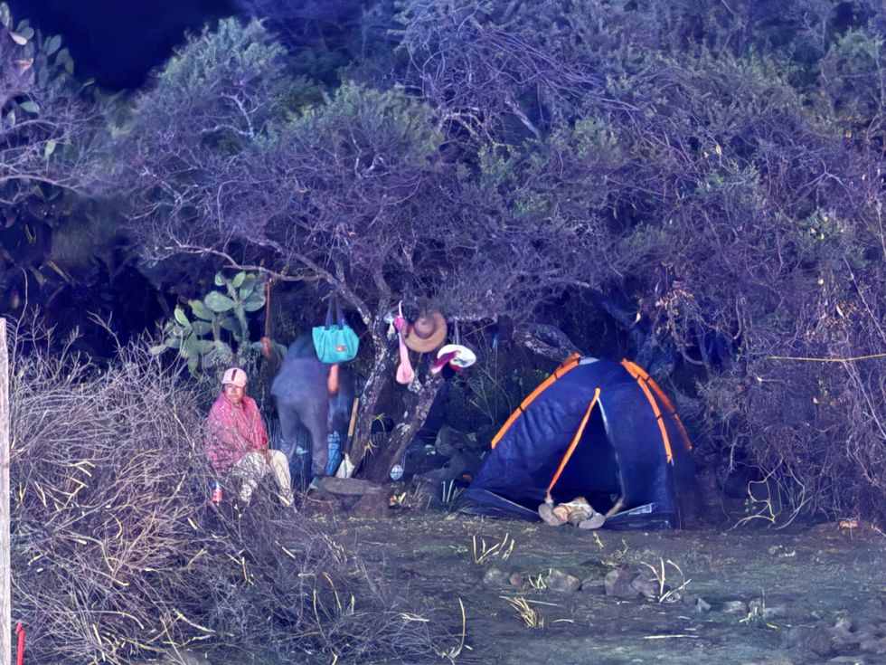 Patrullas de la Polic\u00eda Municipal de El Marqu\u00e9s rodean predio invadido en prolongaci\u00f3n Constituyentes Quer\u00e9taro