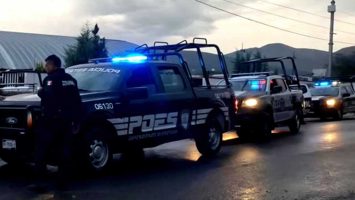 Patrullas de la Policía Estatal con torretas encendidas durante la vigilancia en San Juan del Río