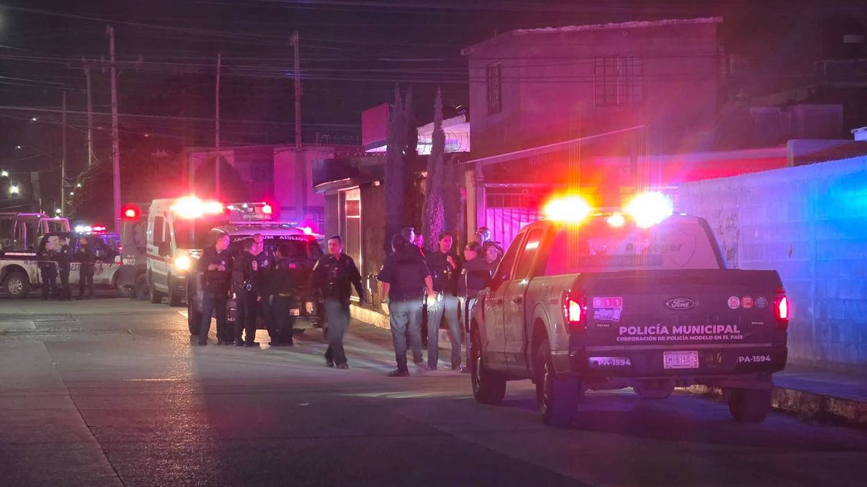 Patrullas de la Policía Municipal y una ambulancia con torretas encendidas en una calle de la colonia Pedro Domínguez, en Chihuahua, durante la atención de una explosión en una vivienda