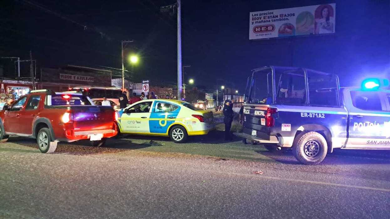 Patrullas de la SSP rodean taxi amarillo detenido por robo de electrónicos en San Juan del Río, Querétaro