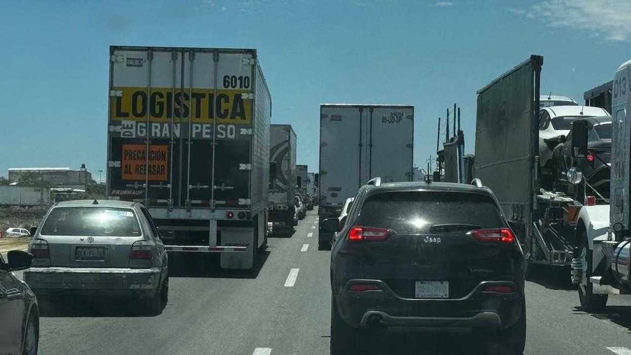 Patrullas y elementos de seguridad realizan un operativo de vigilancia en una carretera federal de Querétaro.