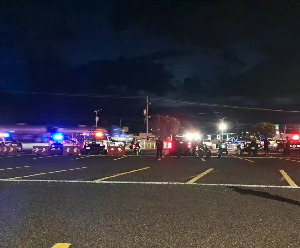 Patrullas y motocicletas de la Polic\u00eda Municipal forman un punto de control nocturno