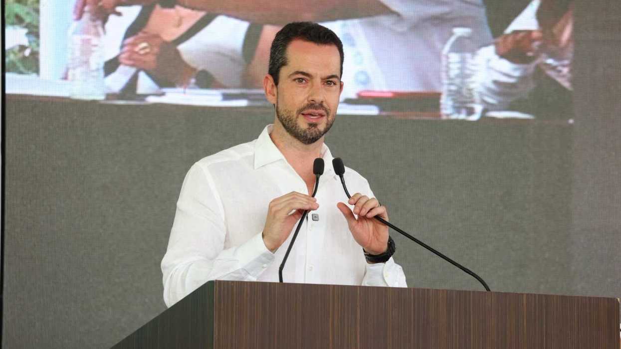 Paul Ospital Carrera, diputado de Movimiento Ciudadano y autor de la iniciativa de custodia de mascotas en Querétaro, habla en un podio con micrófonos.