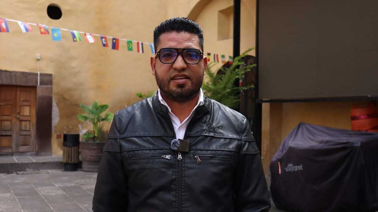 Paulino Moreno, coordinador de Festivaleando, habla ante la cámara sobre el parque del terror en San Juan del Río