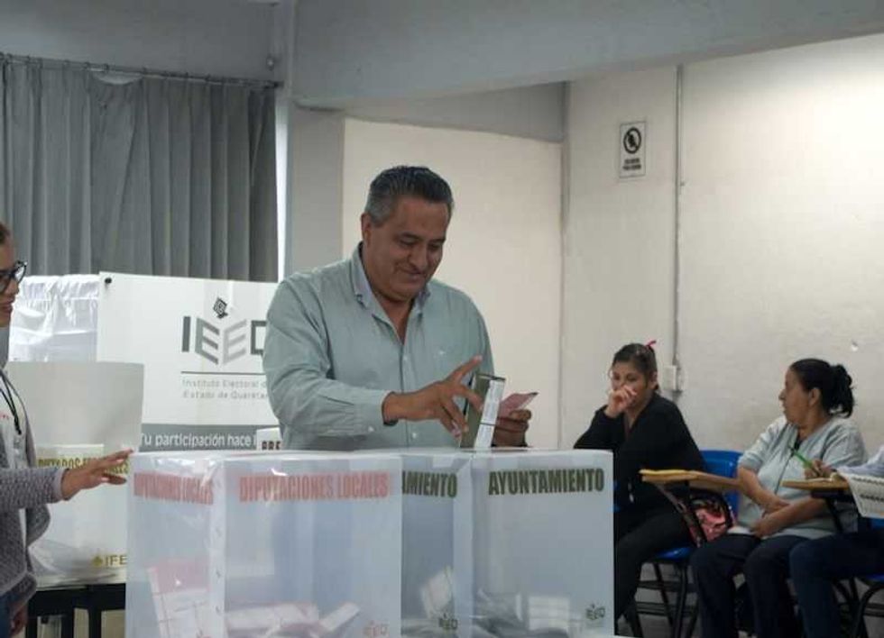 paulino moreno emite voto y llama a la ciudadania a participar 2