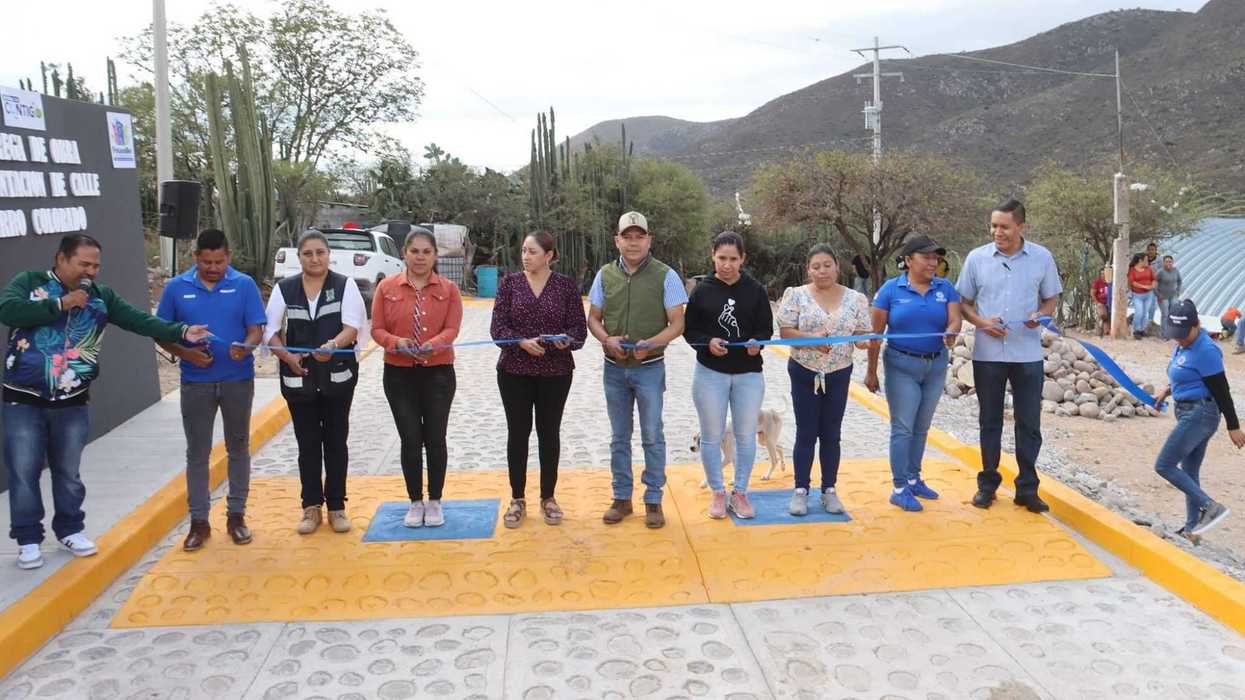 Pavimentan calle principal en Peñamiller.
