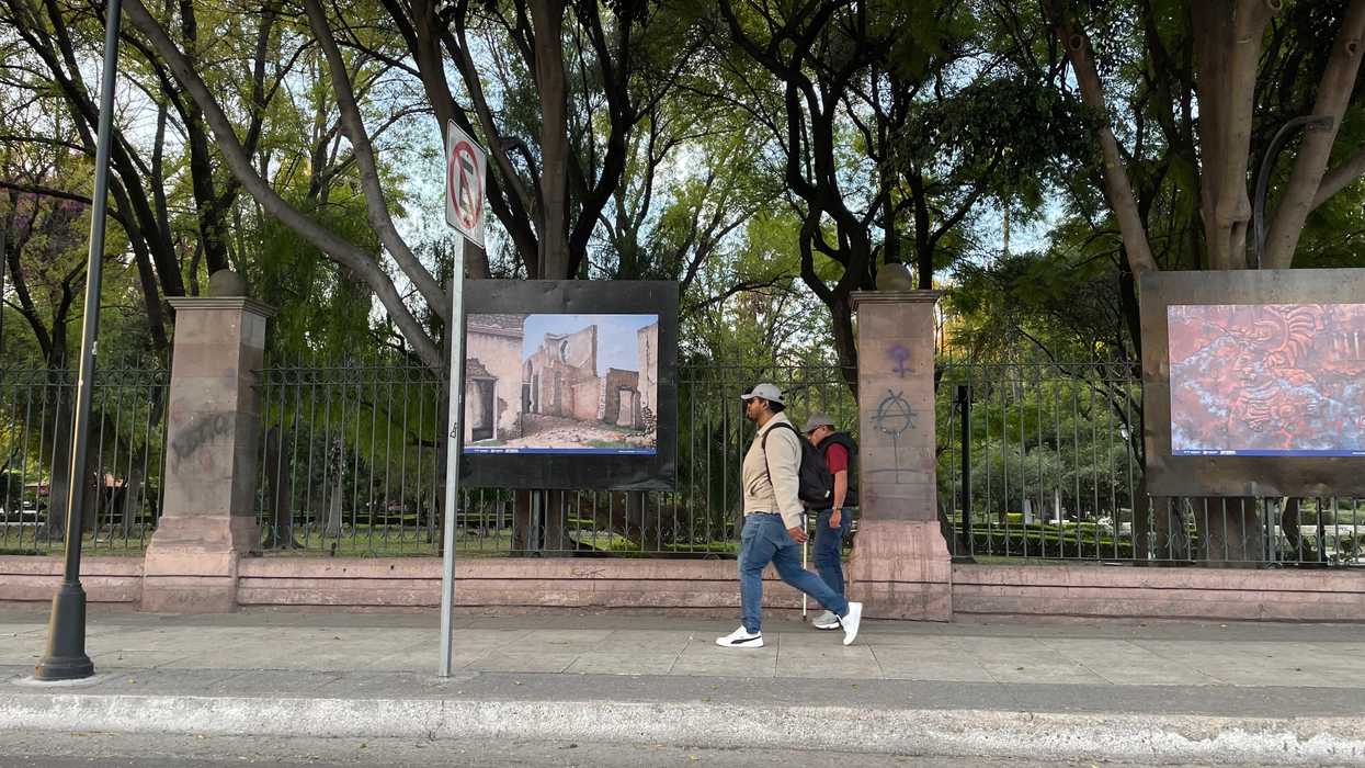 Peatones caminan junto a la Alameda Hidalgo en el Centro Histórico de Querétaro, zona donde se contempla la operación del proyecto de autobuses eléctricos.