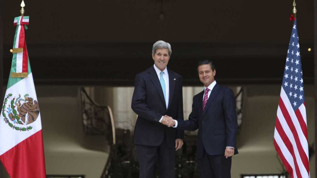 Peña Nieto recibe a John Kerry en los Pinos.