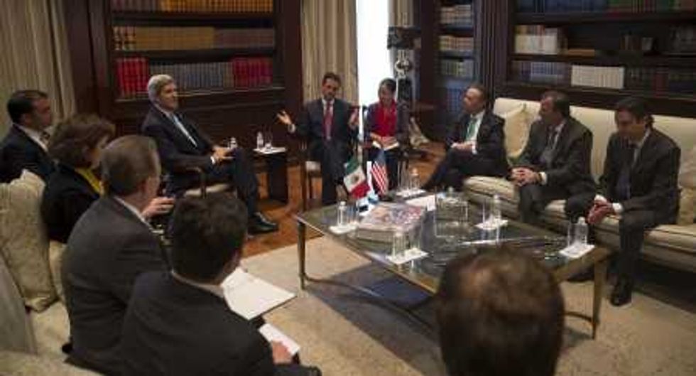 Peña Nieto recibe a John Kerry en los Pinos.