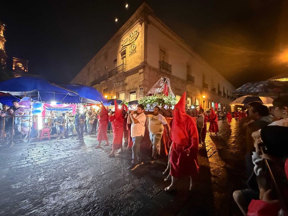 Penitentes con cadenas recorren el Centro Hist\u00f3rico de Quer\u00e9taro durante la Procesi\u00f3n del Silencio 2026