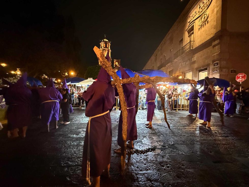 Penitentes con cadenas recorren el Centro Hist\u00f3rico de Quer\u00e9taro durante la Procesi\u00f3n del Silencio 2026