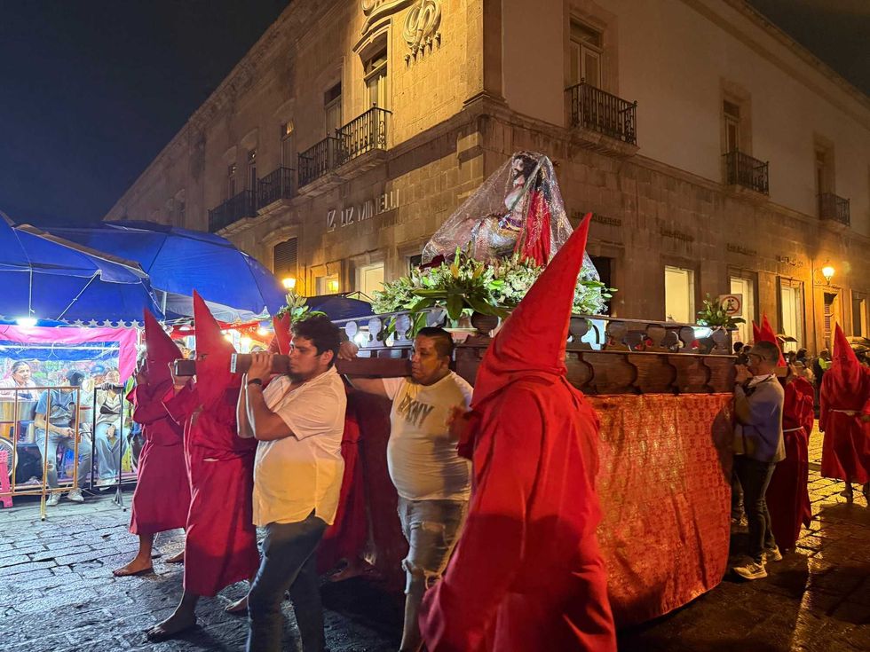 Penitentes con cadenas recorren el Centro Hist\u00f3rico de Quer\u00e9taro durante la Procesi\u00f3n del Silencio 2026