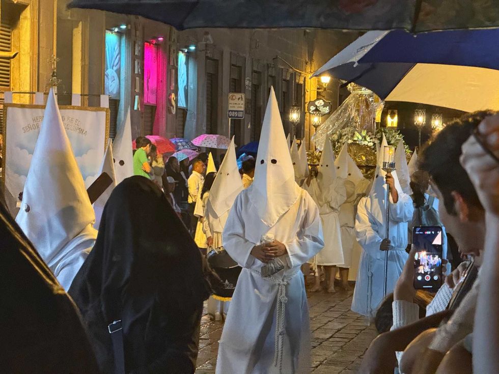 Penitentes con cadenas recorren el Centro Hist\u00f3rico de Quer\u00e9taro durante la Procesi\u00f3n del Silencio 2026