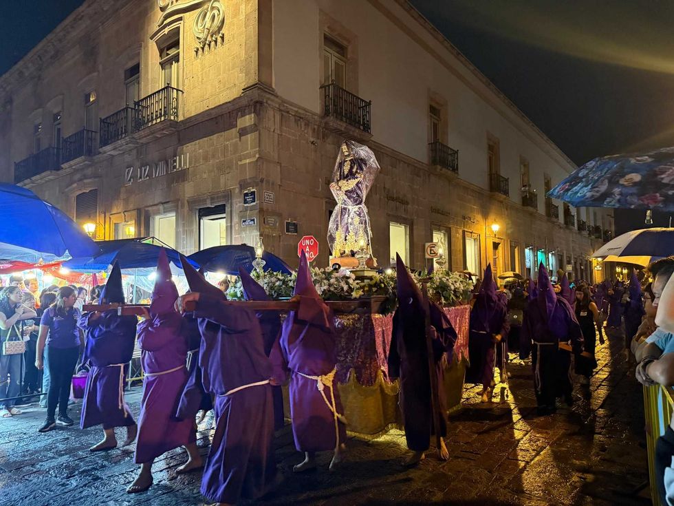 Penitentes con cadenas recorren el Centro Hist\u00f3rico de Quer\u00e9taro durante la Procesi\u00f3n del Silencio 2026