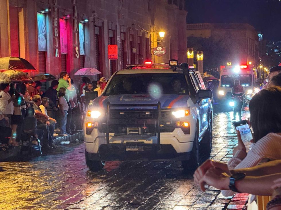 Penitentes con cadenas recorren el Centro Hist\u00f3rico de Quer\u00e9taro durante la Procesi\u00f3n del Silencio 2026