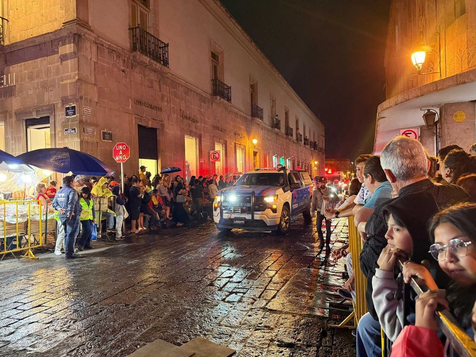 Penitentes con cadenas recorren el Centro Hist\u00f3rico de Quer\u00e9taro durante la Procesi\u00f3n del Silencio 2026