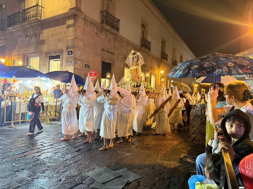 Penitentes con cadenas recorren el Centro Hist\u00f3rico de Quer\u00e9taro durante la Procesi\u00f3n del Silencio 2026