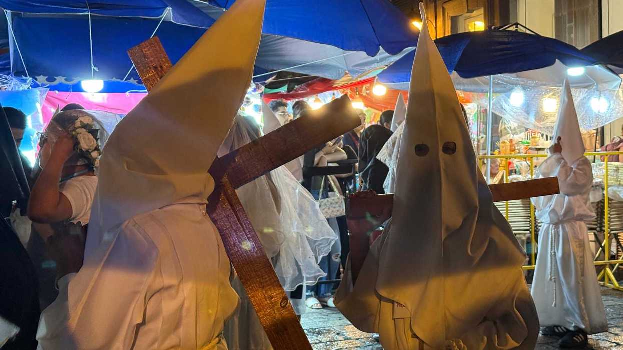 Penitentes con cadenas recorren el Centro Histórico de Querétaro durante la Procesión del Silencio 2026