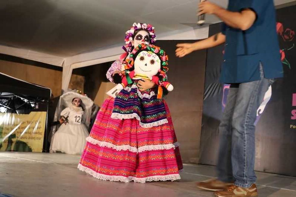 pequenos representan la fiesta de los muertos en san juan del rio 00