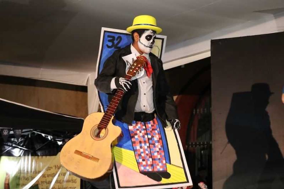 pequenos representan la fiesta de los muertos en san juan del rio